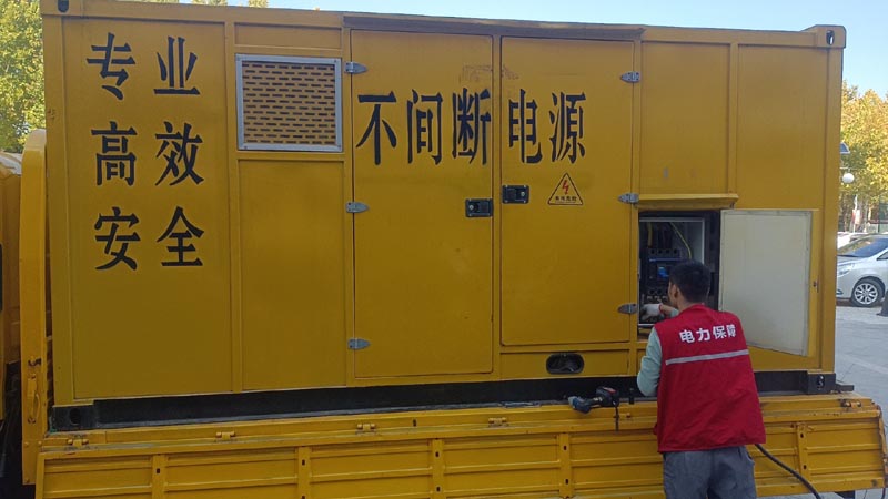峨山柴油发电机组和UPS电源配合使用时，如何避免切换过程中的电力中断？